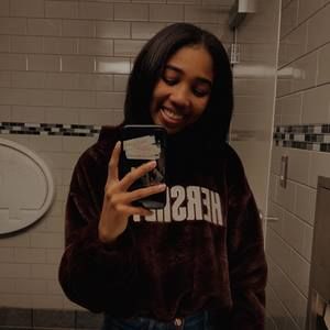 Meet your Posher, Alexis